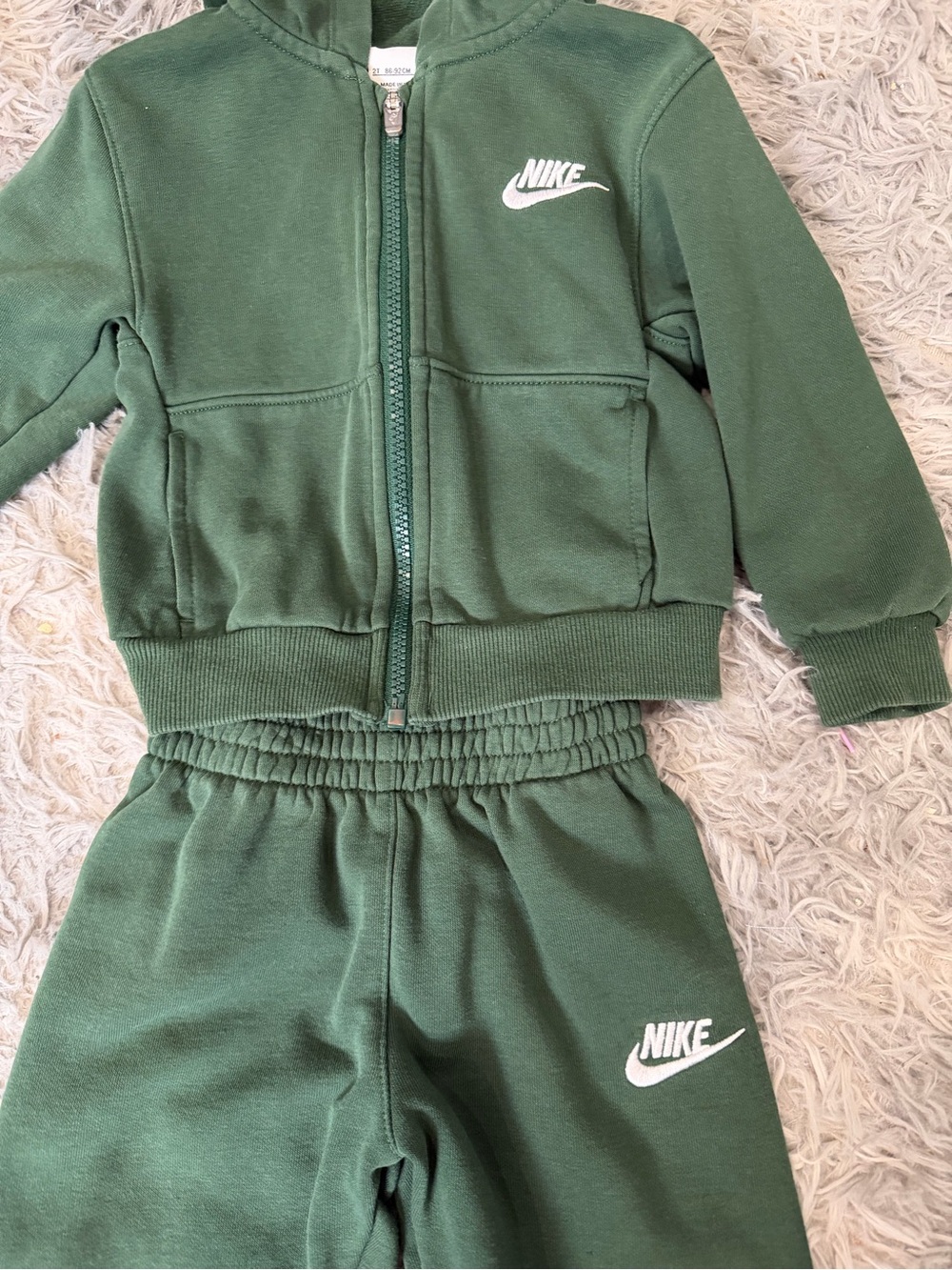 Nike toddler Green Jogger hoodie set - 2T - Picture 2 of 2